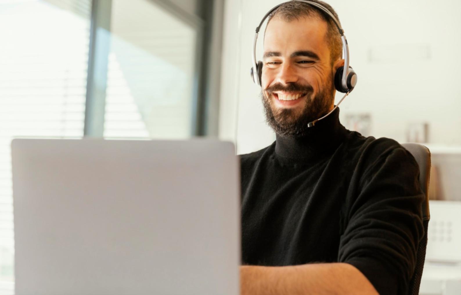 Analista financiero trabajando con modelos de valoración